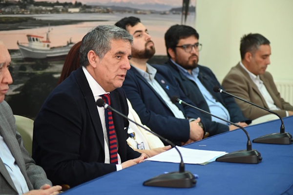 Con apoyo del GORE, se firma convenio que permitirá retomar la reposición del Liceo Carmela Carvajal