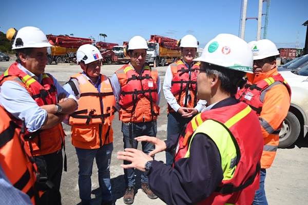 Visita avances puente sobre el canal de Chacao