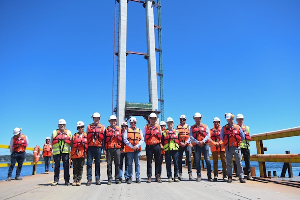 Visita avances puente sobre el canal de Chacao