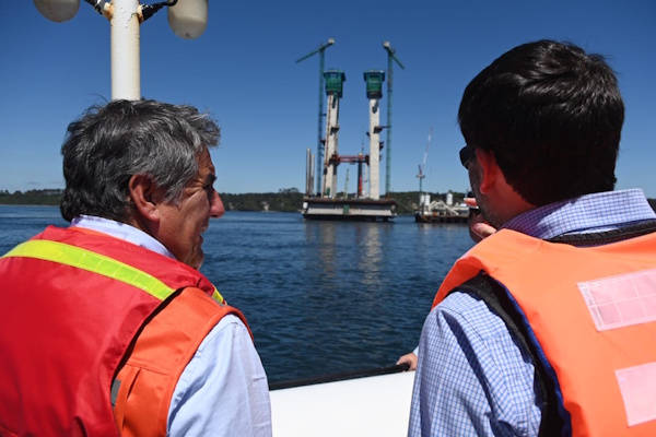 Visita avances puente sobre el canal de Chacao