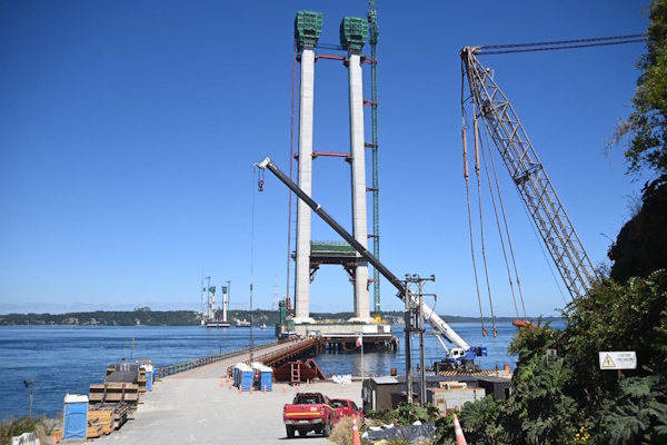 Visita avances puente sobre el canal de Chacao