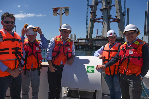 Visita avances puente sobre el canal de Chacao