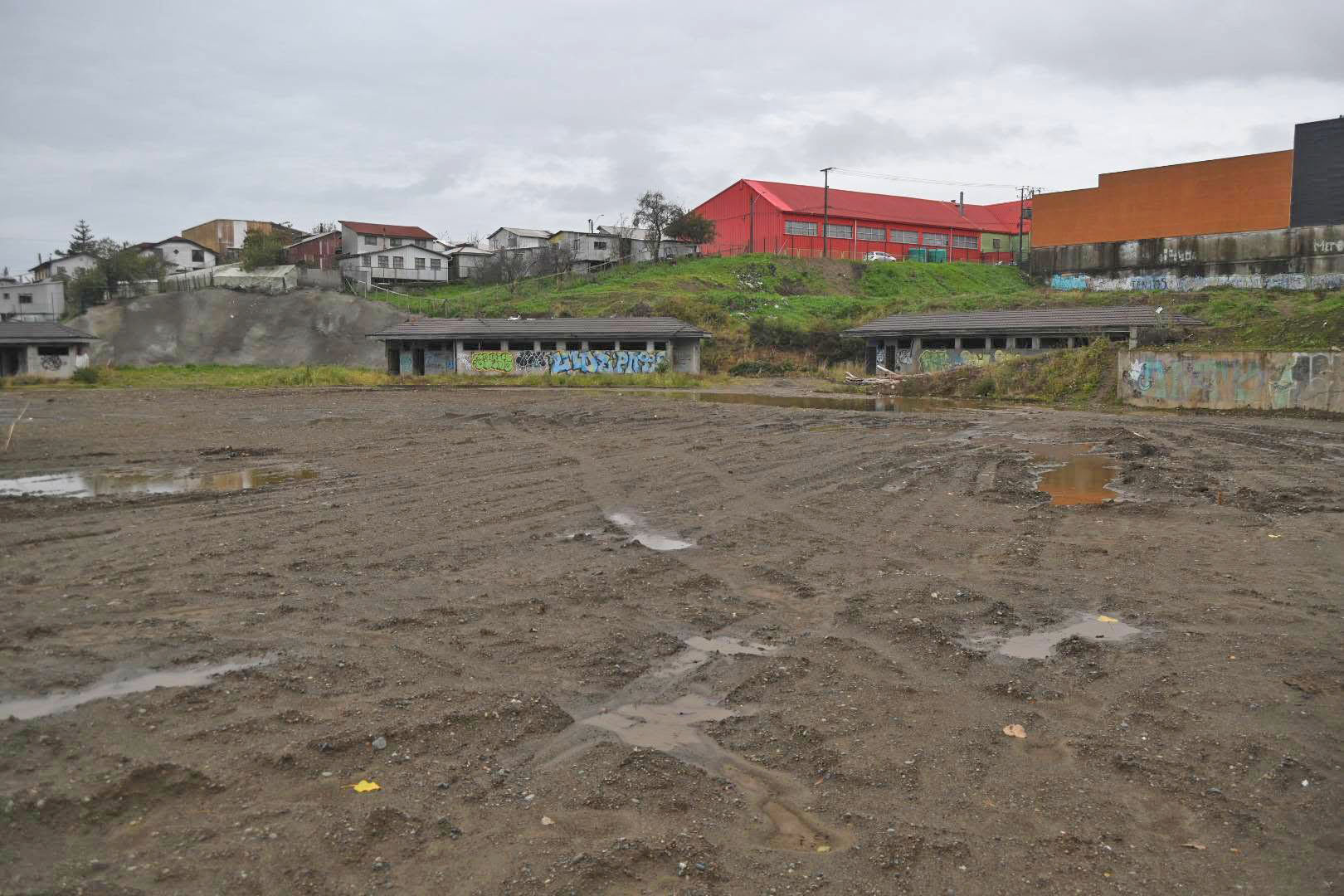 Gobernador Santana destaca licitación que permitirá concluir proyecto deportivo de Cancha Rayada en Castro