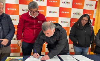 Gobernador Regional anuncia luz verde para diseño sanitario de agua potable y alcantarillado en Chonchi