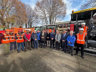 Gobierno Regional entrega moderna flota de maquinaria a Vialidad para acelerar la pavimentación de caminos en Chiloé