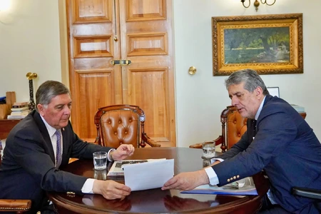 Gobernador Santana compromete apoyo para avanzar en la Tenencia de Carabineros Pajaritos y dar viabilidad a la modernización del Complejo Fronterizo Cardenal Samoré