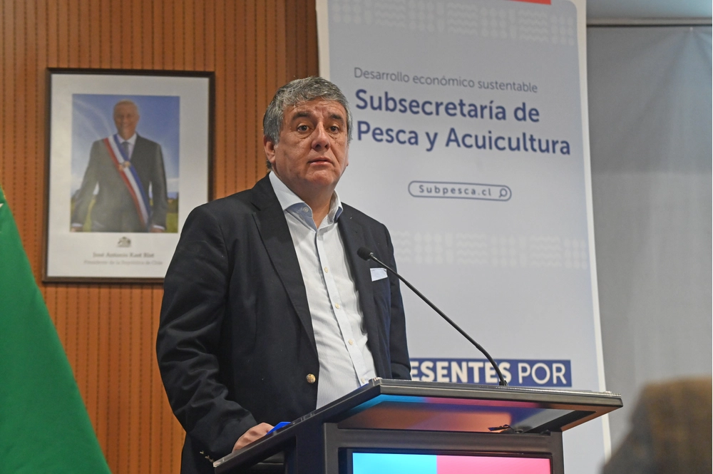 Gobernador Alejandro Santana valoró diálogo por el futuro del borde costero y llamó a avanzar con reglas claras para la acuicultura